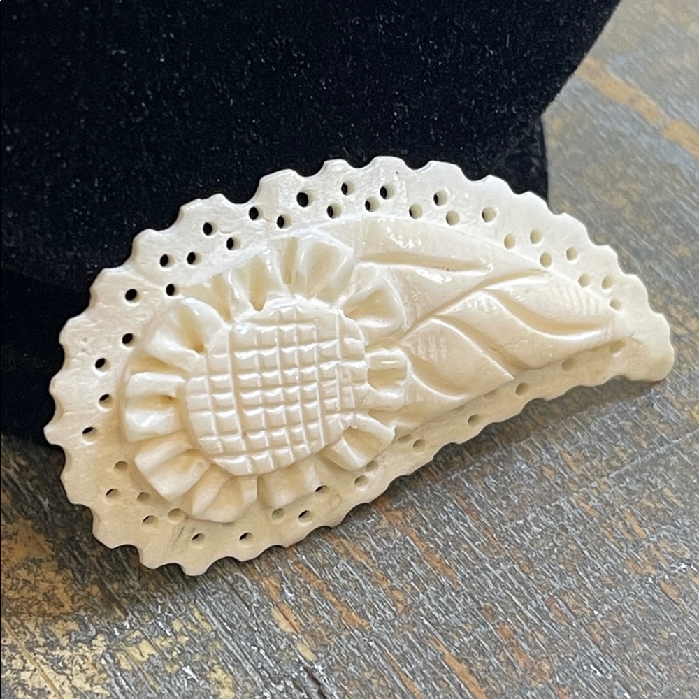 ❗️SOLD❗️Antique Hand Carved Bone Flower Teardrop Design C-Clasp Brooch - Picture 3 of 8